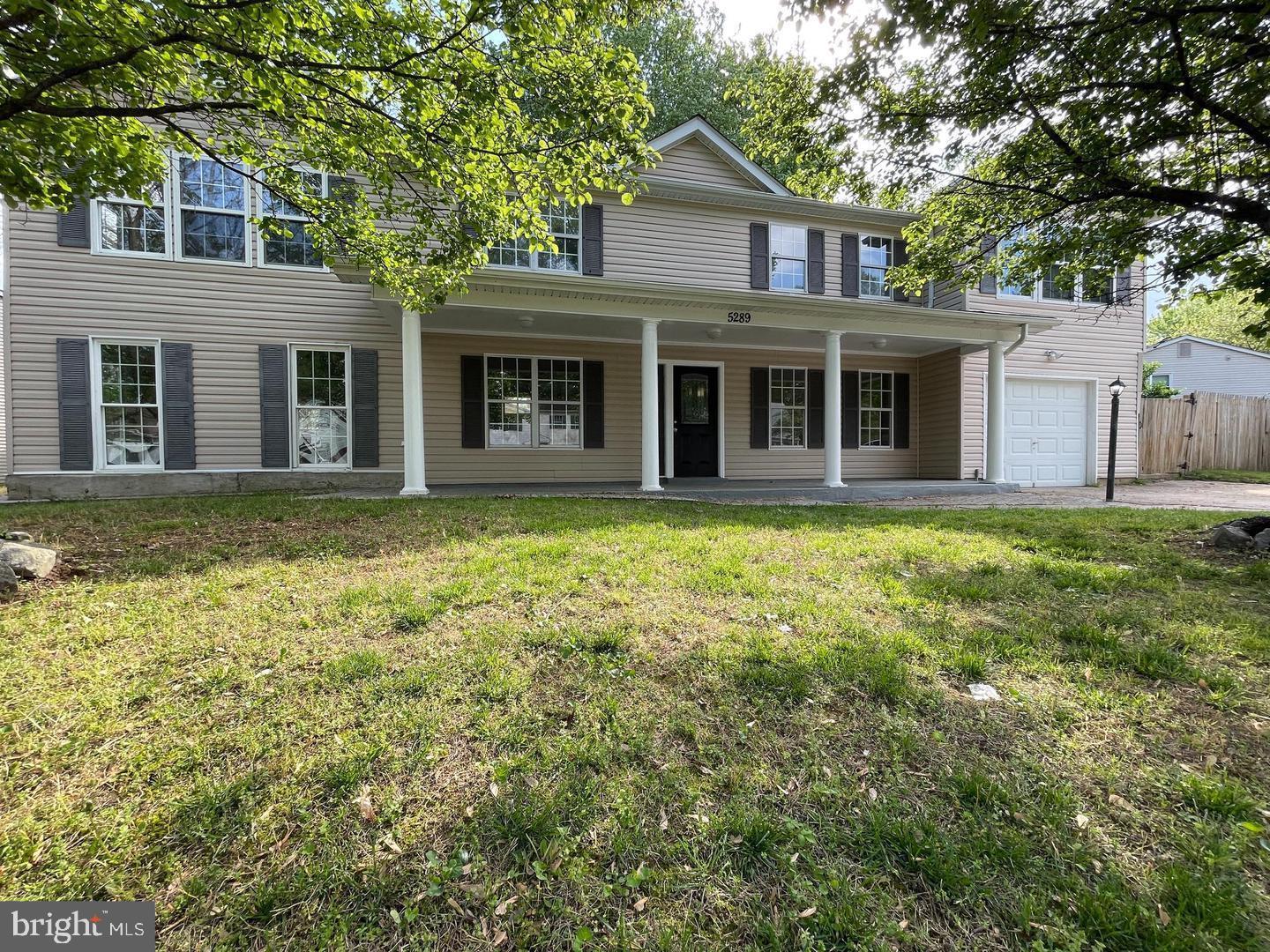 a view of a yard in front of house