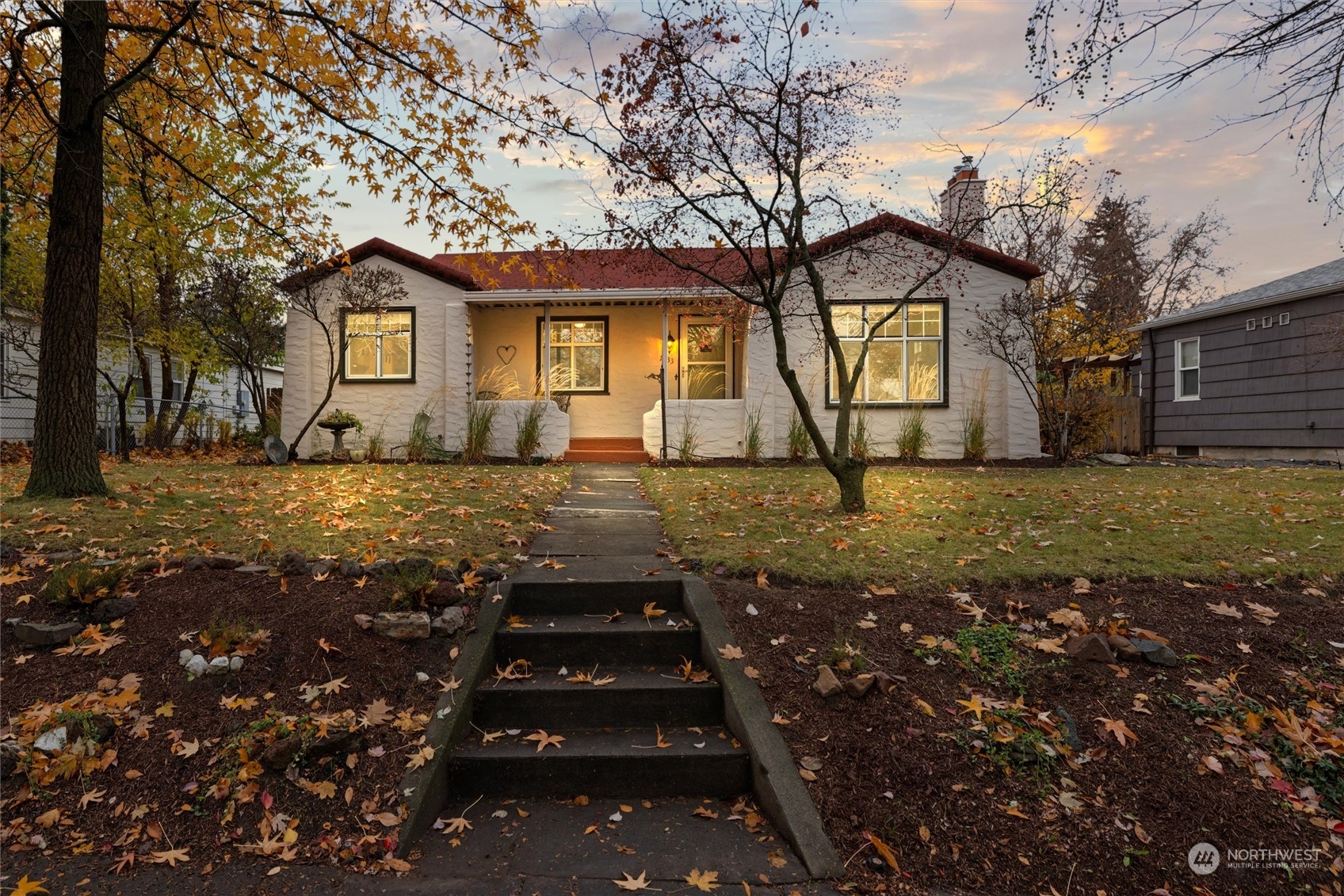 a view of a house with a yard