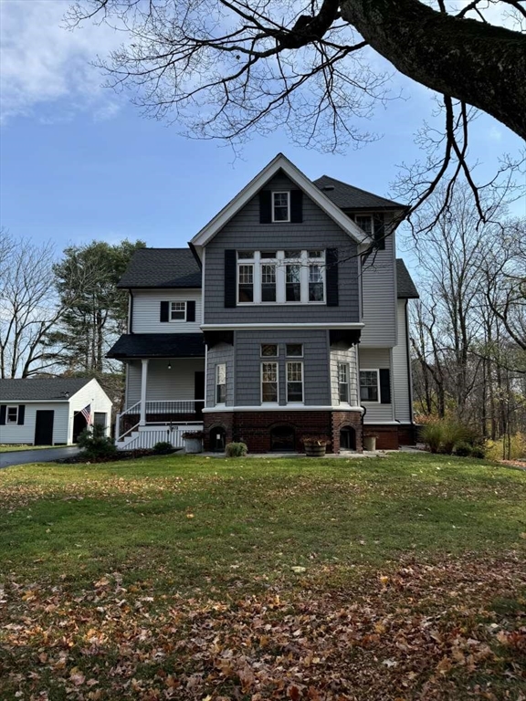 a view of a house with a yard