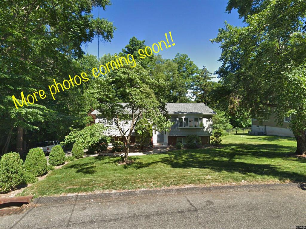 View of front facade featuring a front lawn