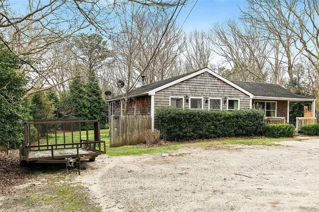 $1,295,000 | 28 Boatheaders Lane North | East Hampton Village Fringe