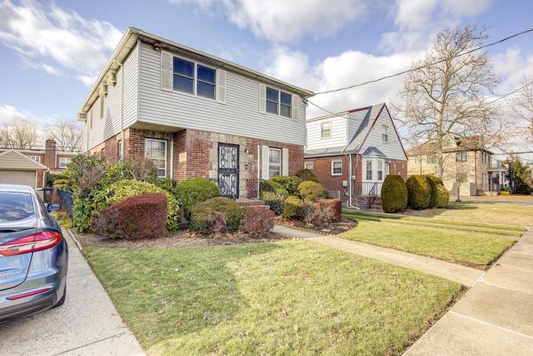 View of front property featuring a front yard