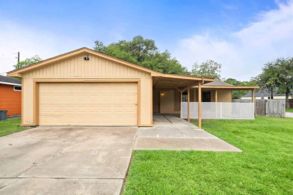 a view of a yard in front of a house with garage