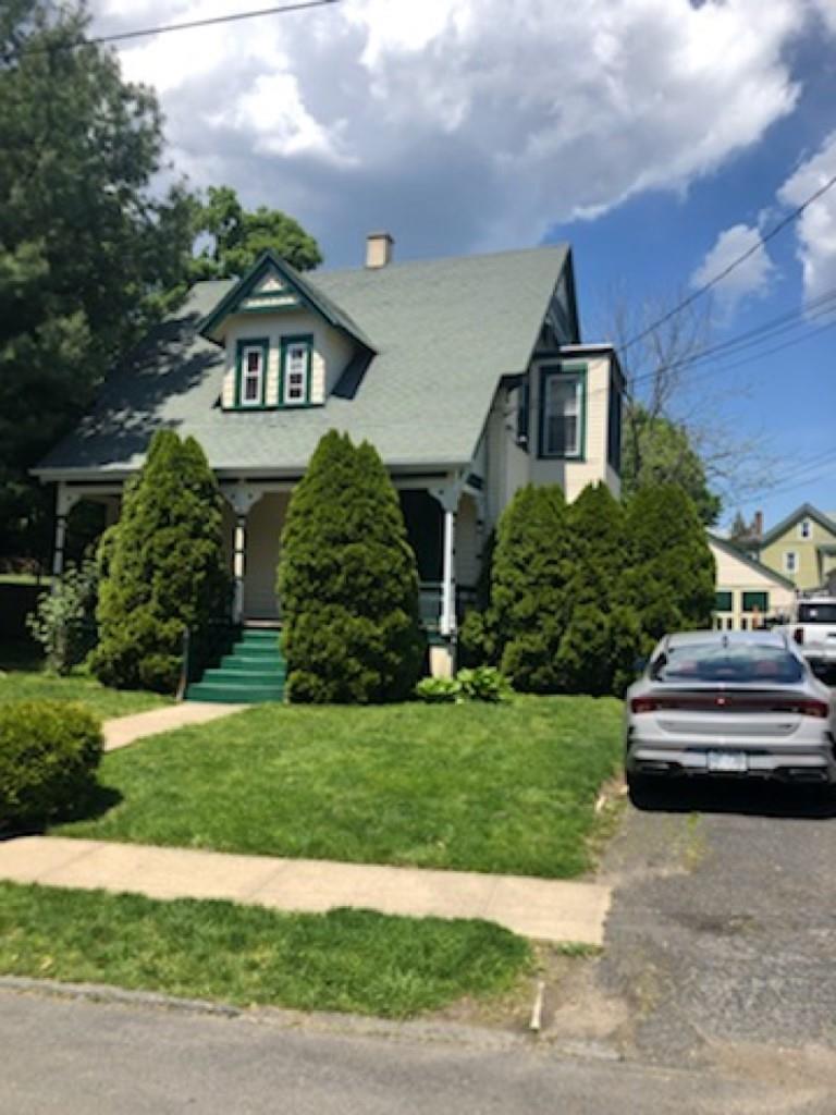 View of front of property featuring a front yard