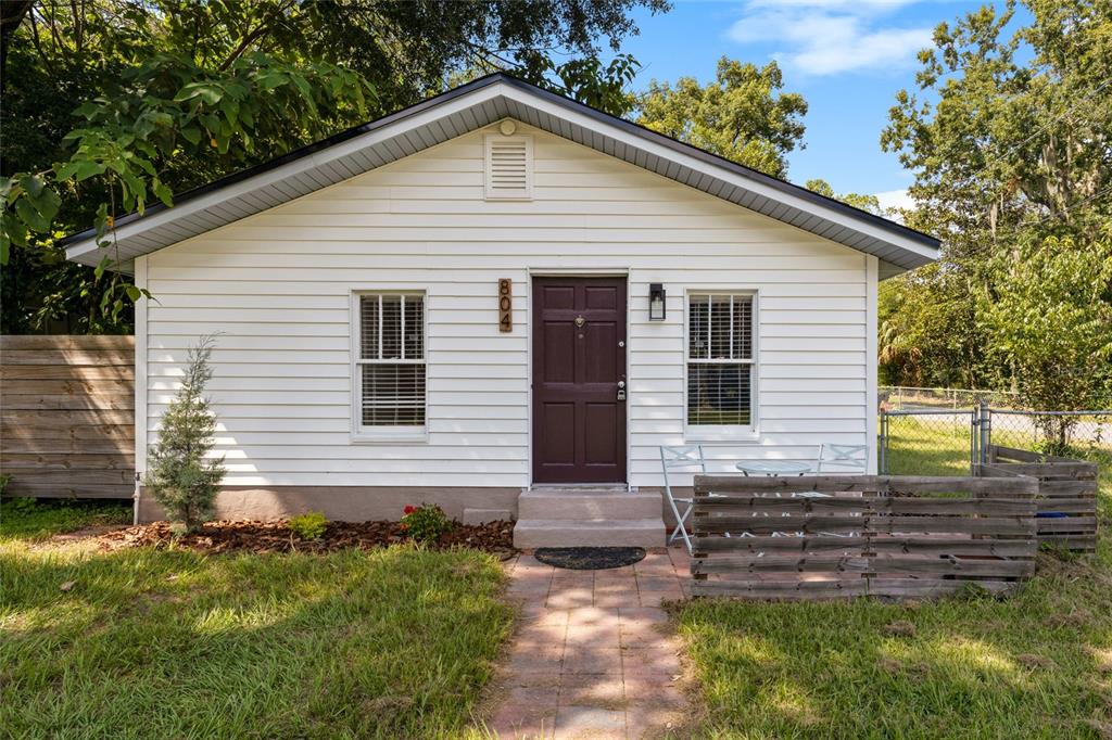 a view of a house with a yard