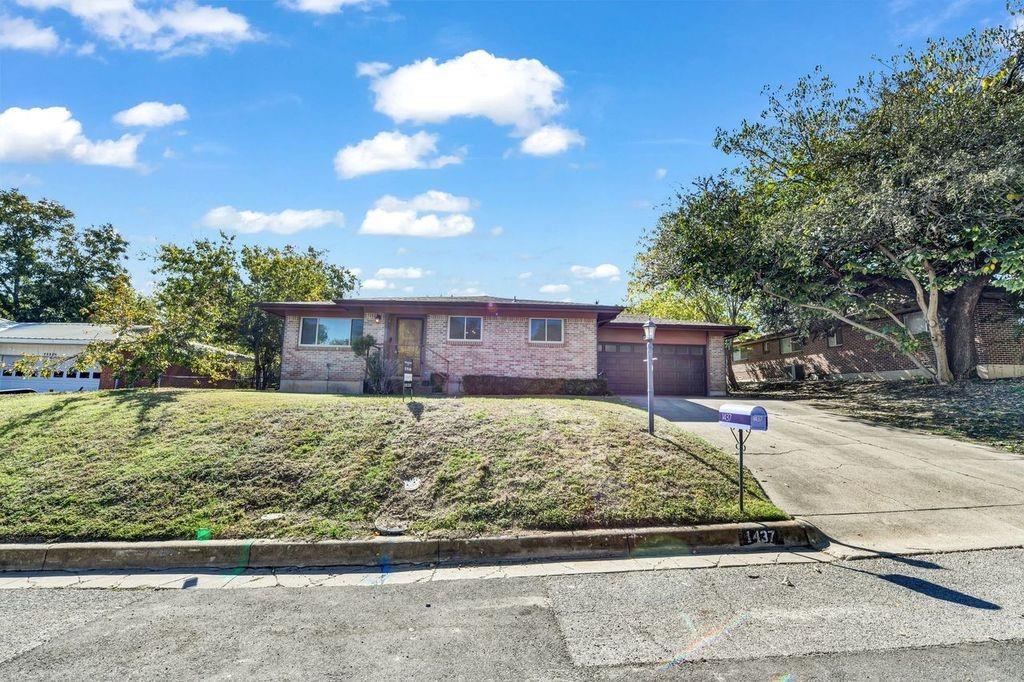 a view of a yard with a house