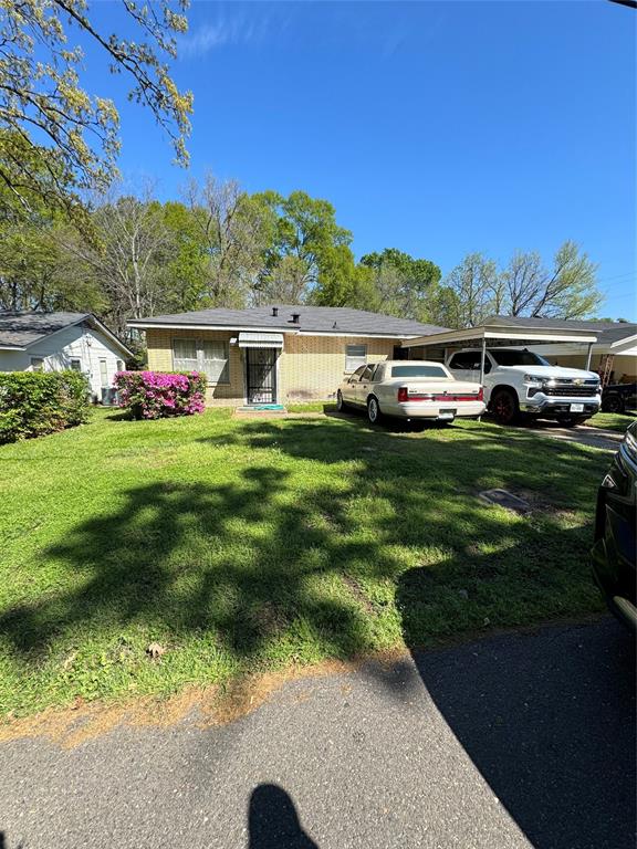 a view of a house with a yard