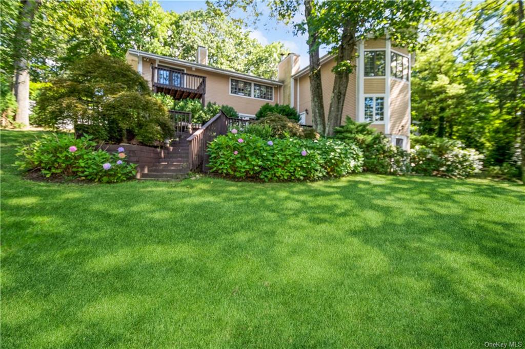 a view of a house with backyard and garden