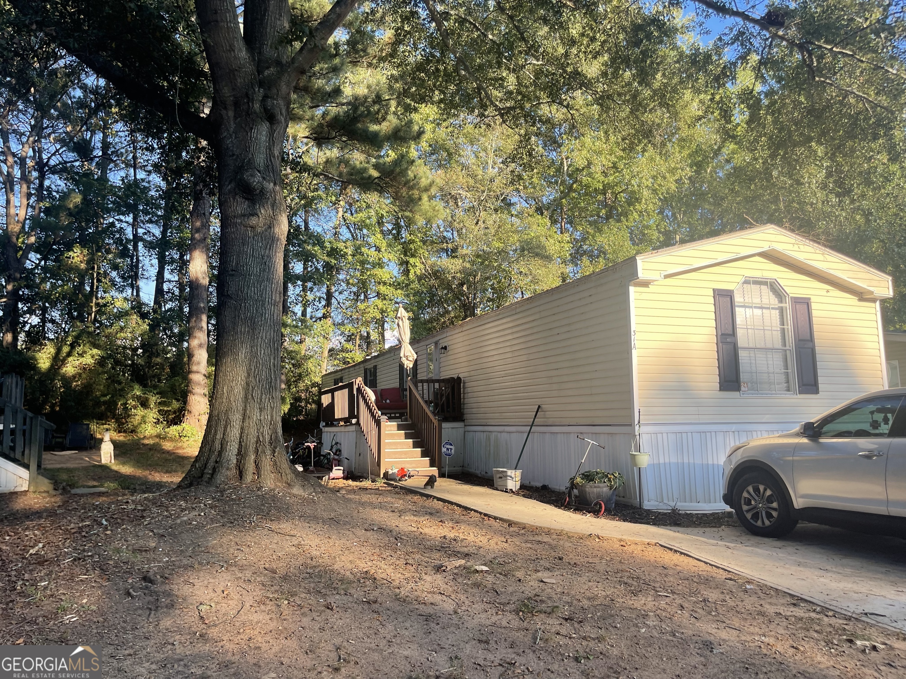 a view of a car park in front of house