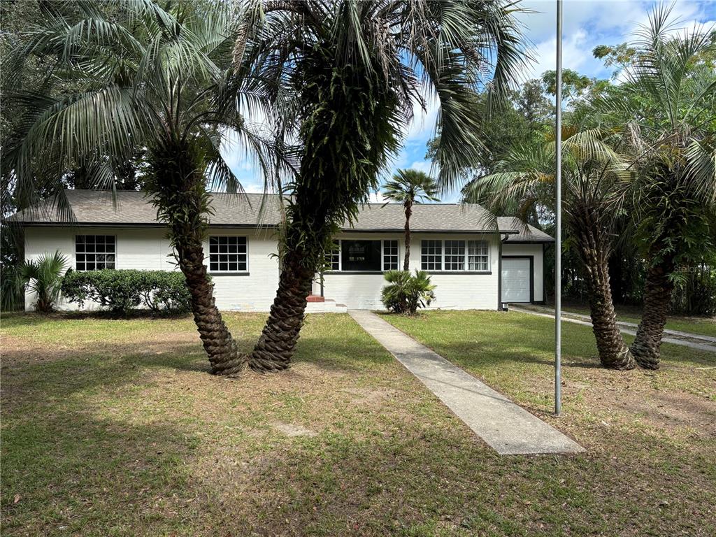 a view of a yard in front of house