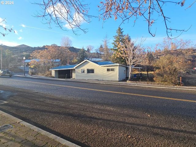 $265,000 | 616 Deschutes Avenue | Maupin