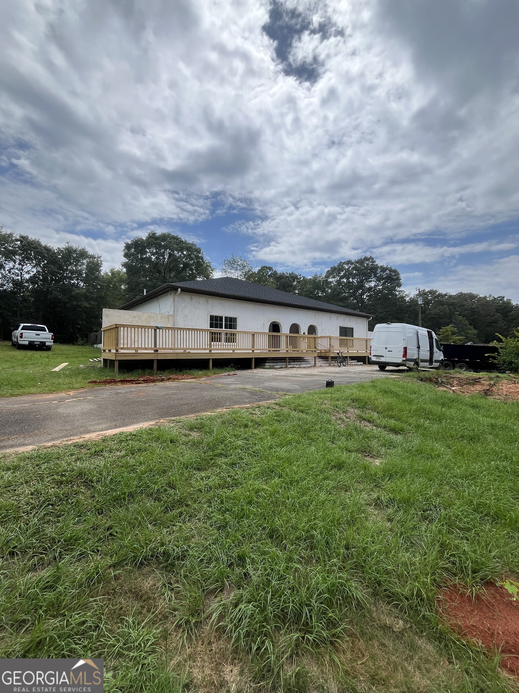 a view of a house with a big yard