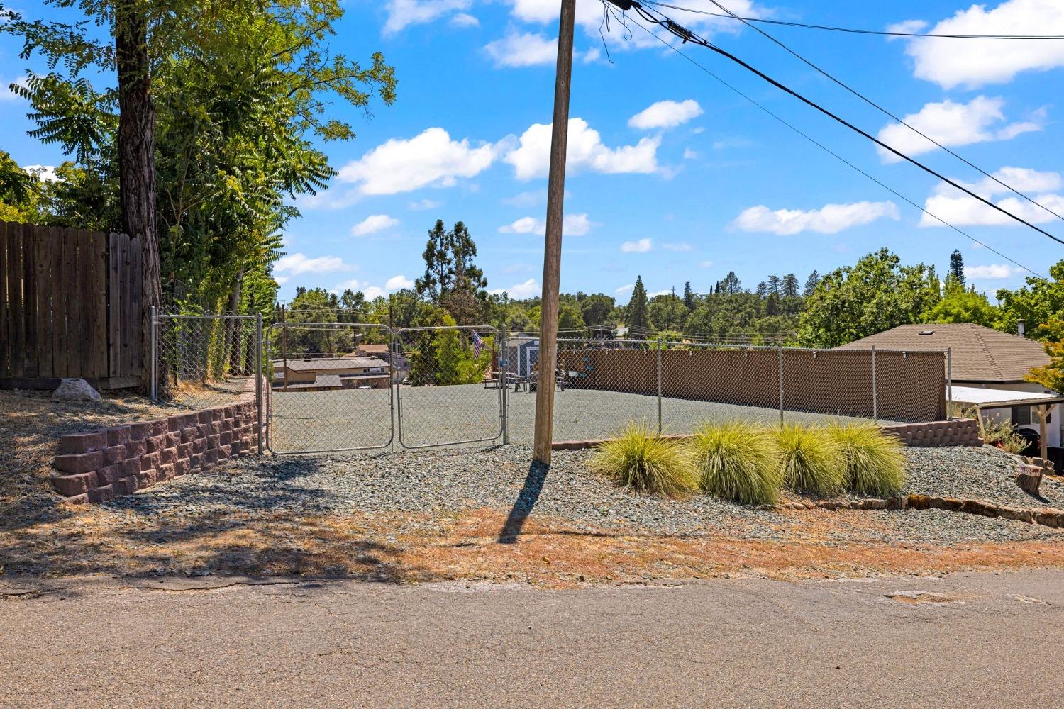 a view of a backyard