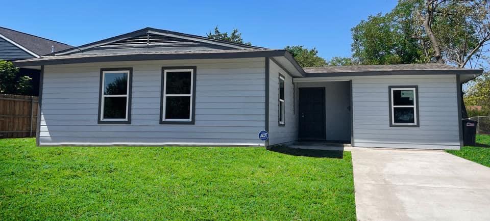 a view of front of a house with a yard