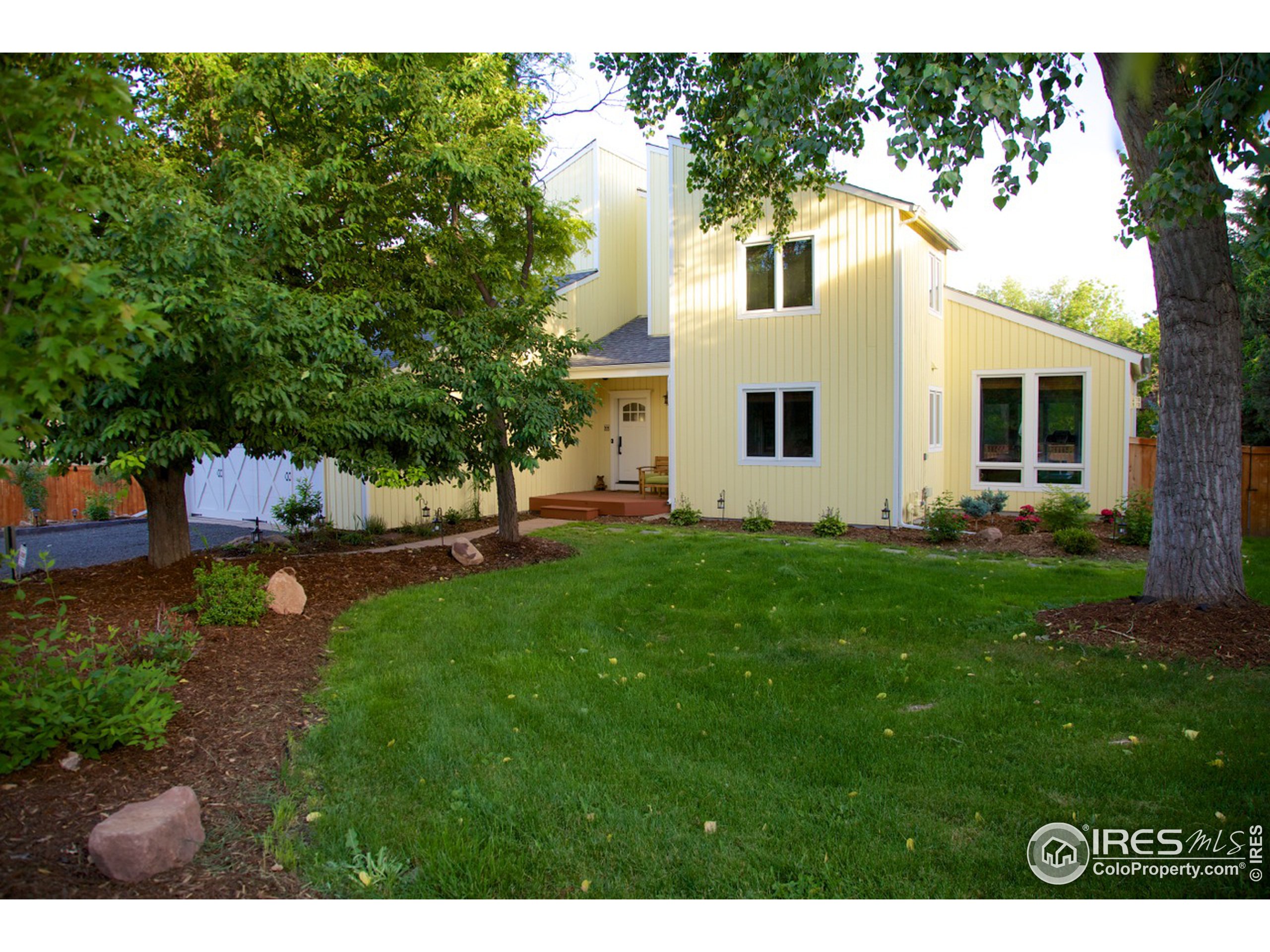 a view of a house with backyard and garden