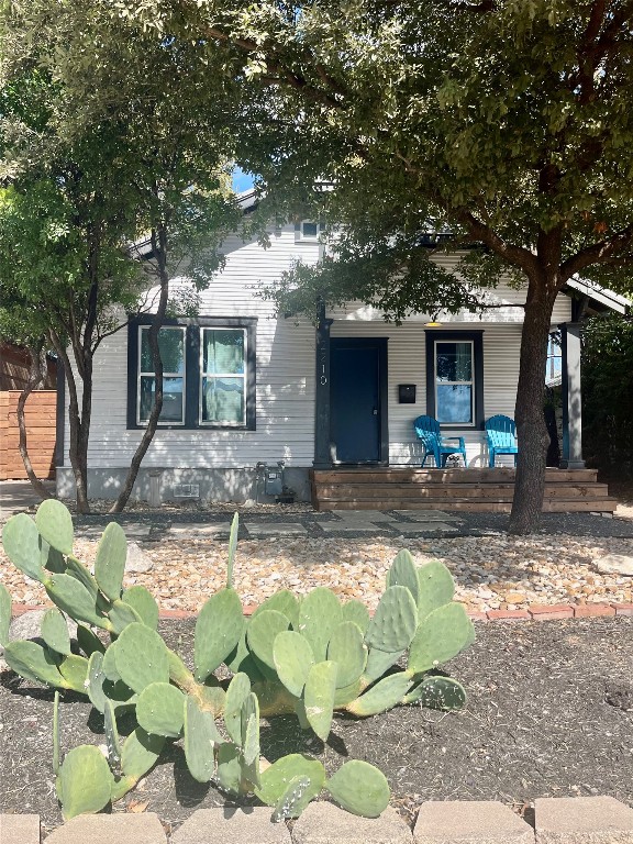 a view of a house with backyard