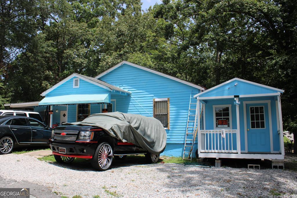 a view of a car in front of house