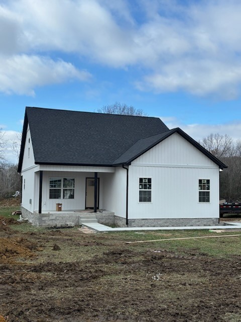 a view of a house with a backyard