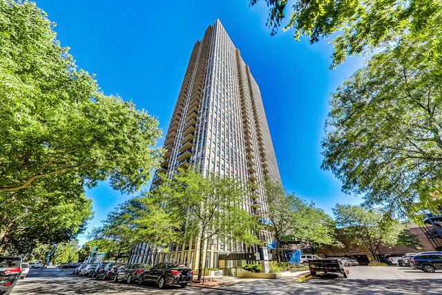 $474,900 | 1660 North LaSalle Drive, Unit 2402 | Lincoln Park