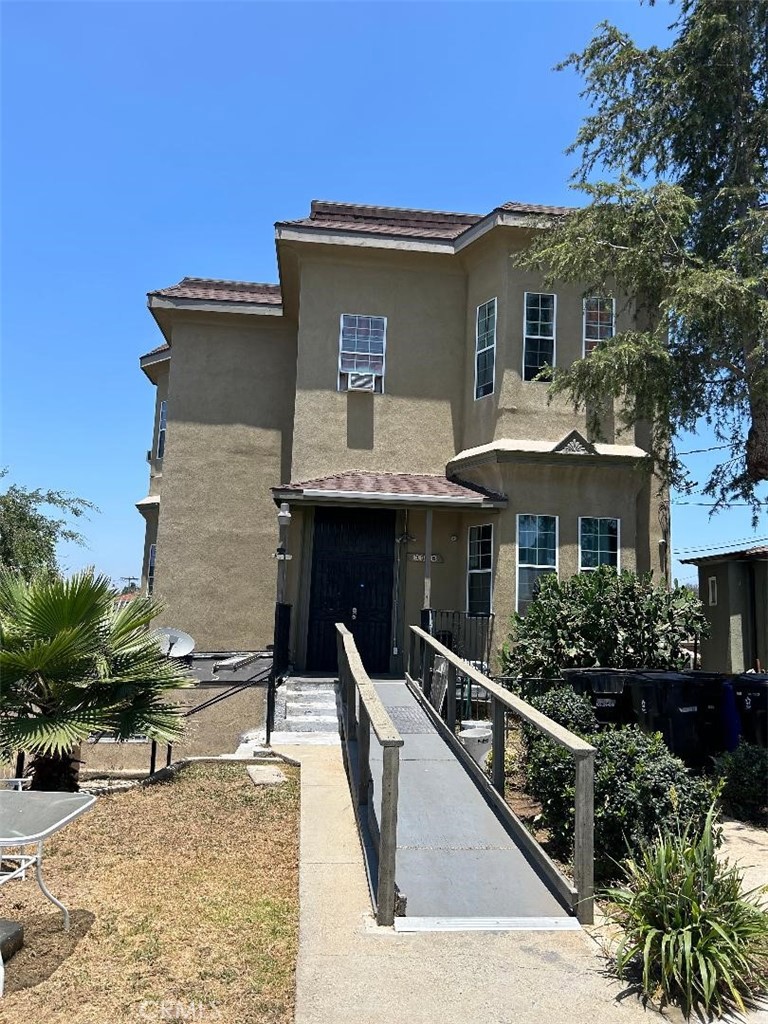 a front view of house with yard