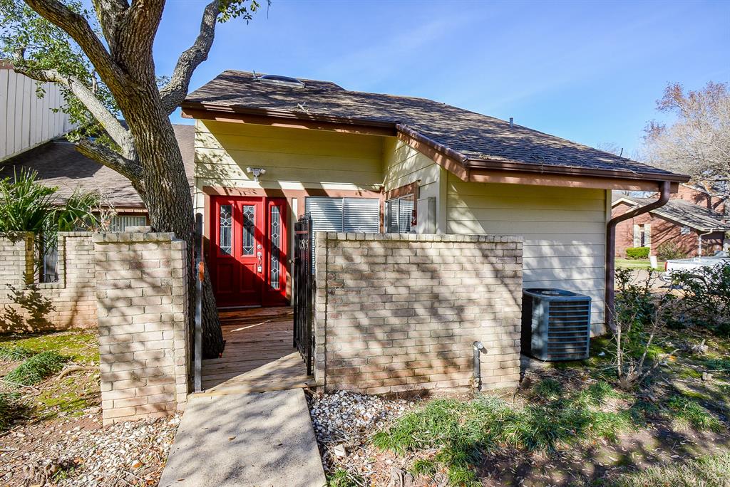 2-Story Townhome, lovely deck on front patio has just been replaced with all new wood!