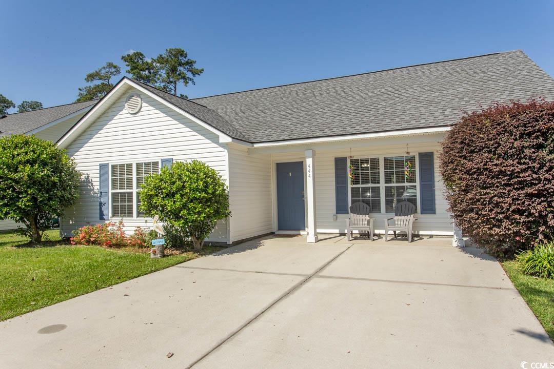 View of front of property featuring a front lawn