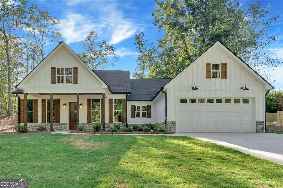 a view of a house with a yard