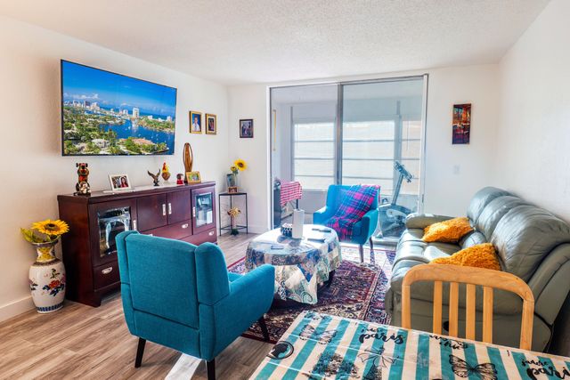 $2,100 | 6650 Royal Palm Boulevard, Unit 209C | Margate