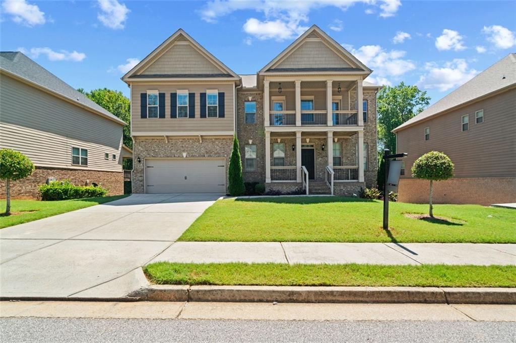 a view of front a house with a yard