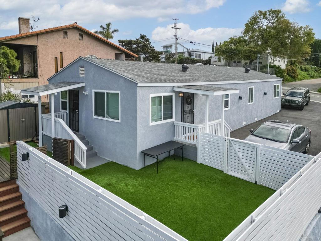 a view of a house with a yard