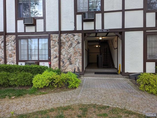 $249,999 | 913 Thoreau Court | Mahwah