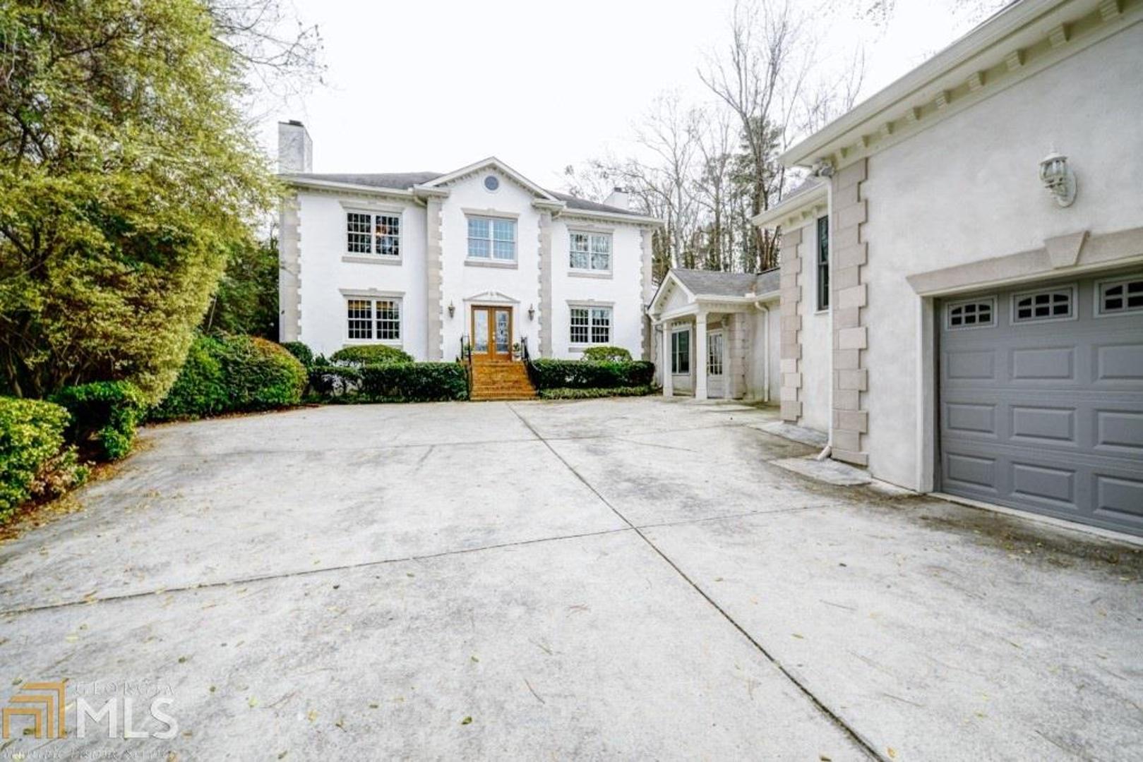 a view of a front of house with a yard