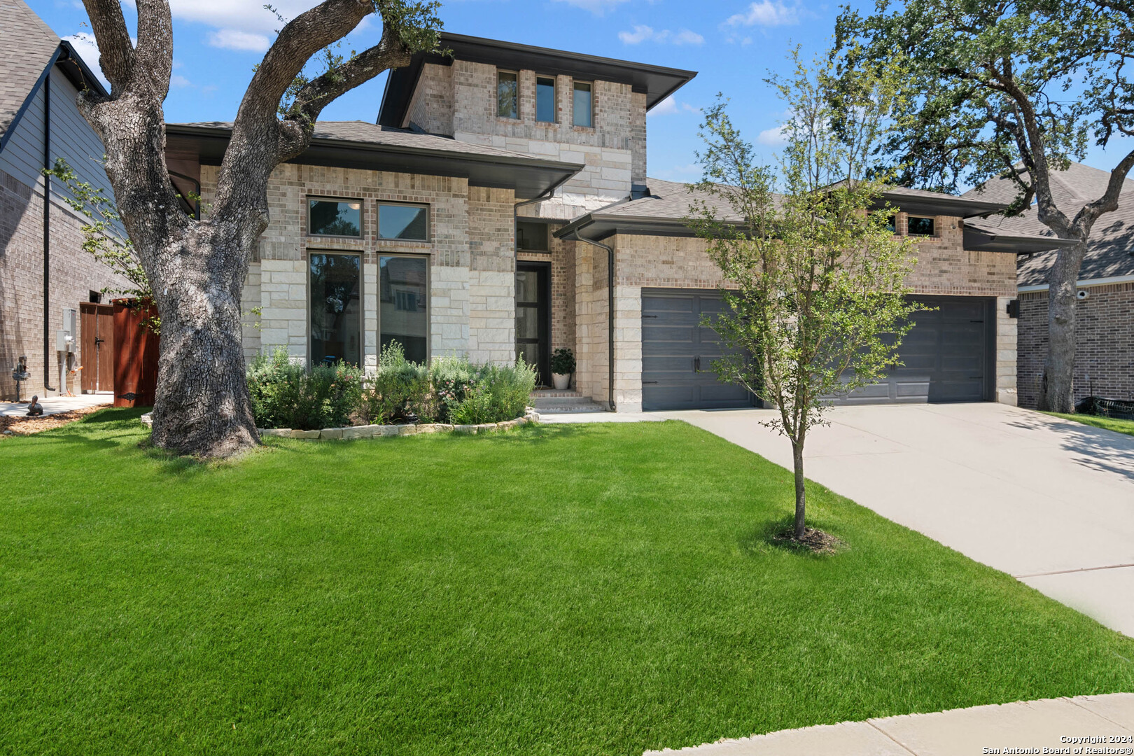 a view of a house with a yard and plants