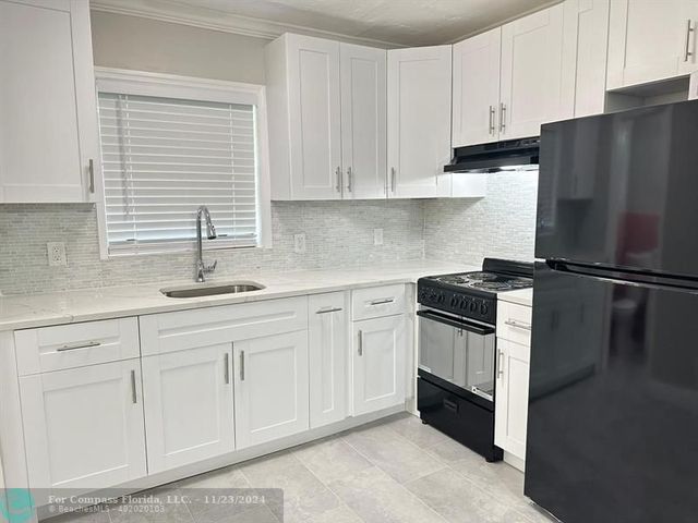 $1,750 | 3205 Northeast 9th Street, Unit 3 | Beach