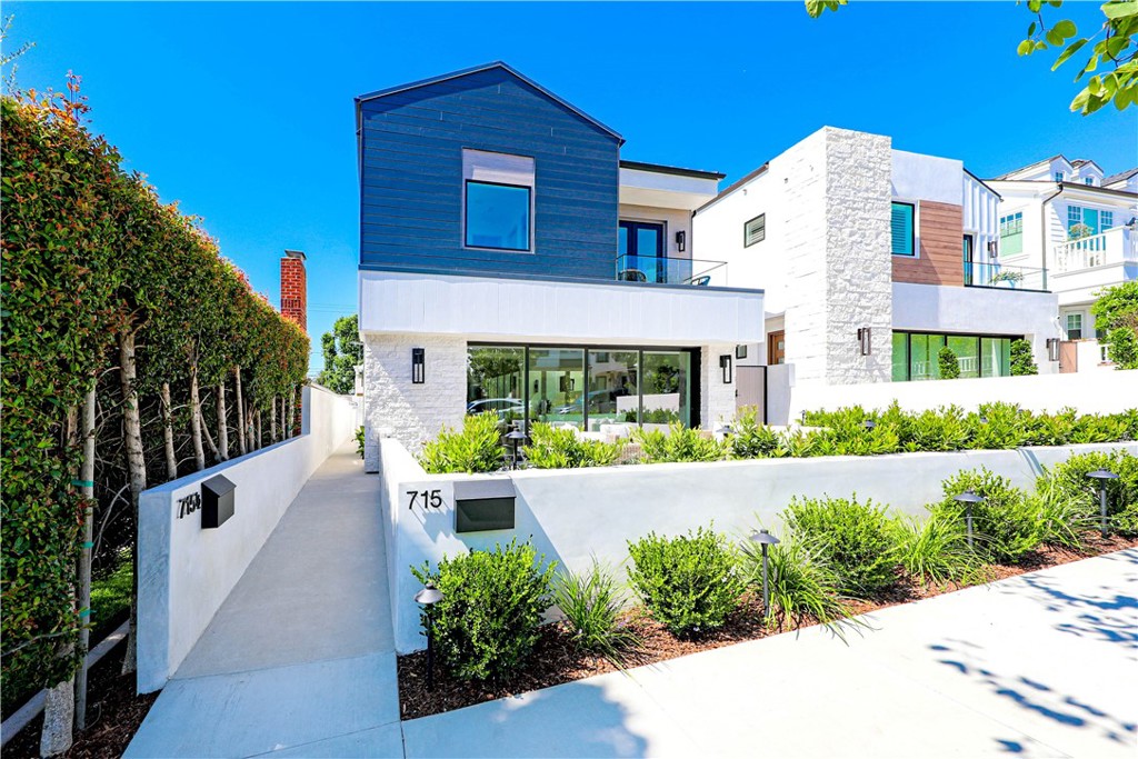 a view of small yard in front of house