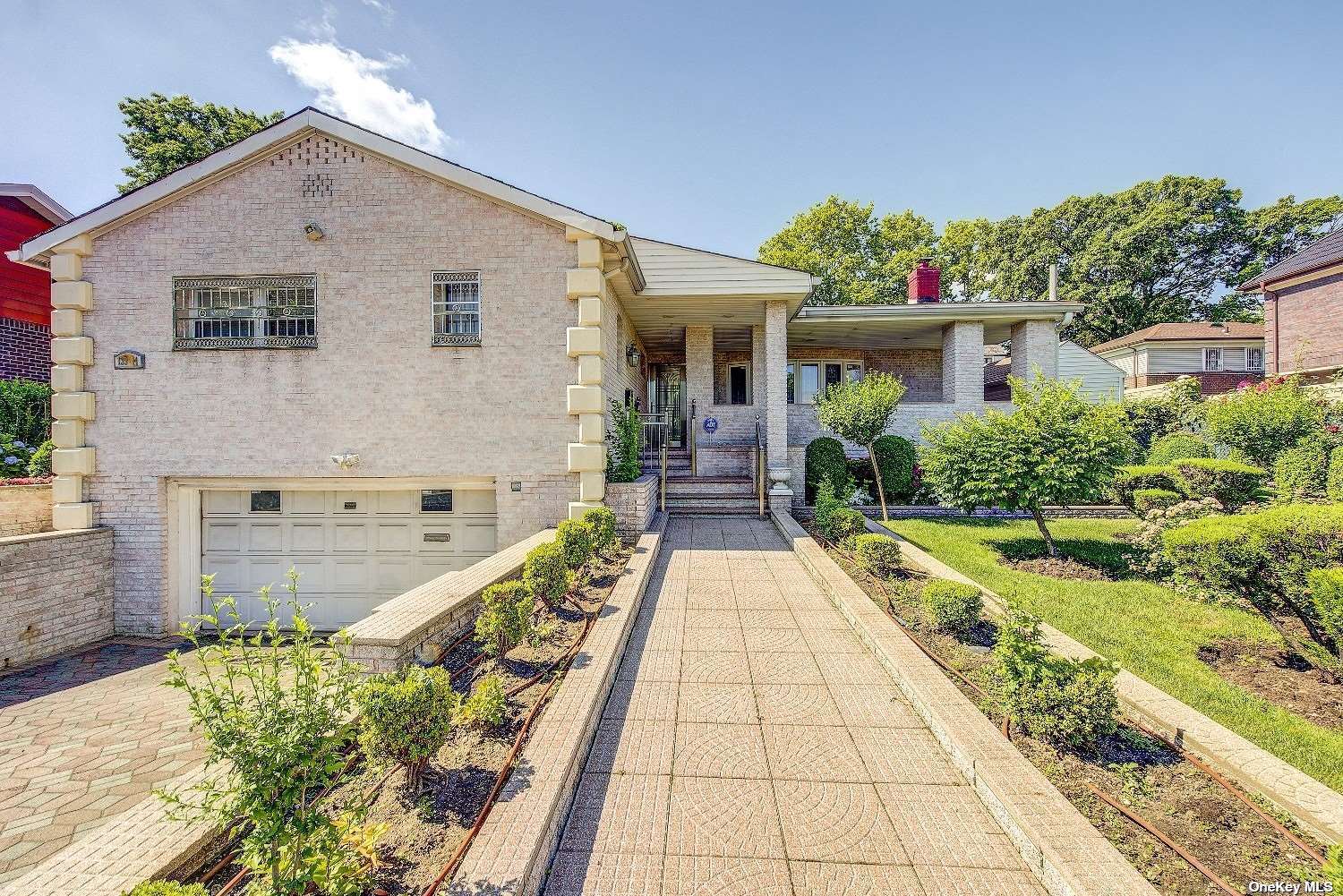 a view of a house with a backyard