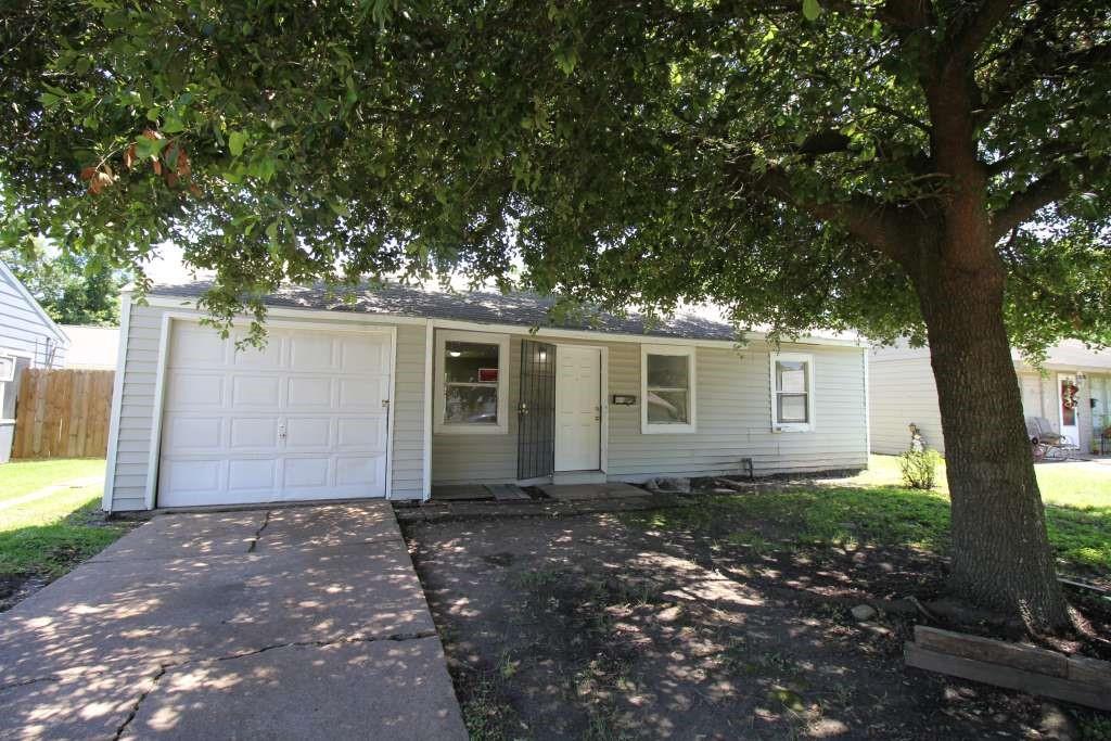 a front view of house with yard