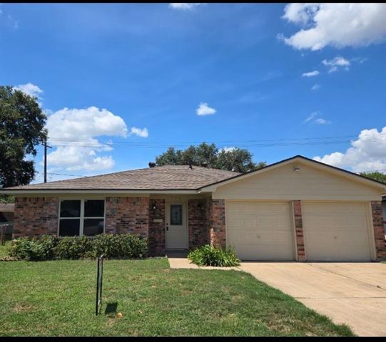 $259,900 | 705 East Purdue Lane | Deer Park