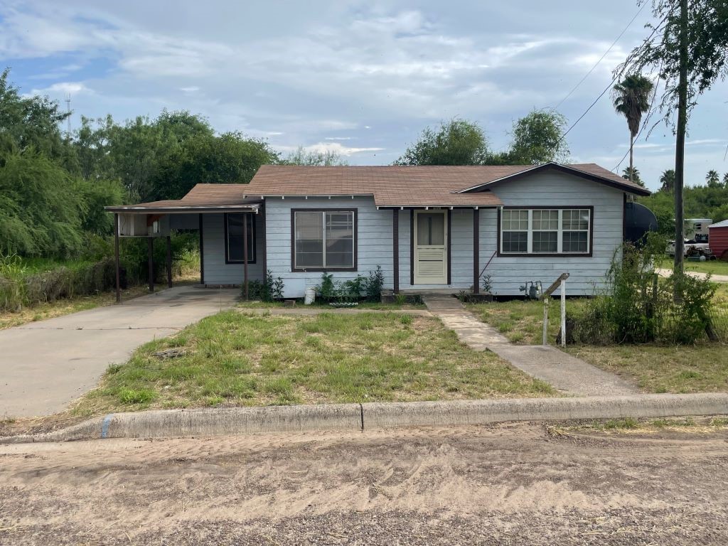 a view of a yard in front of house