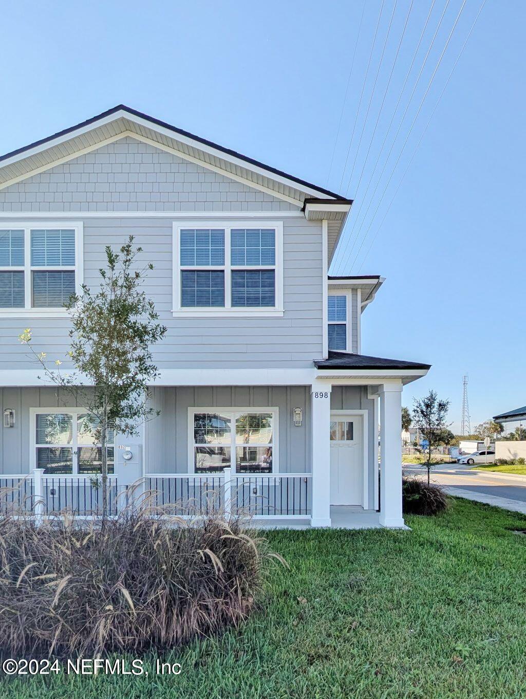 a view of front of a house with a yard