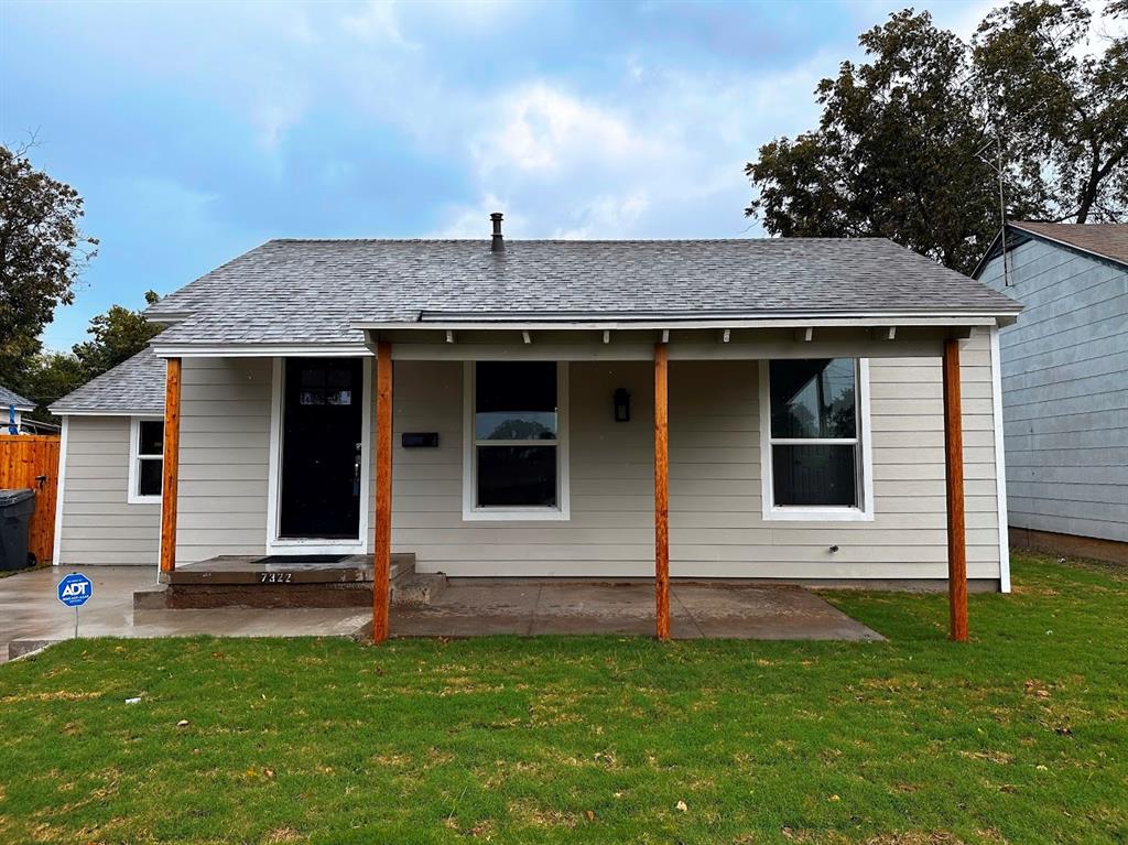 a view of a house with backyard