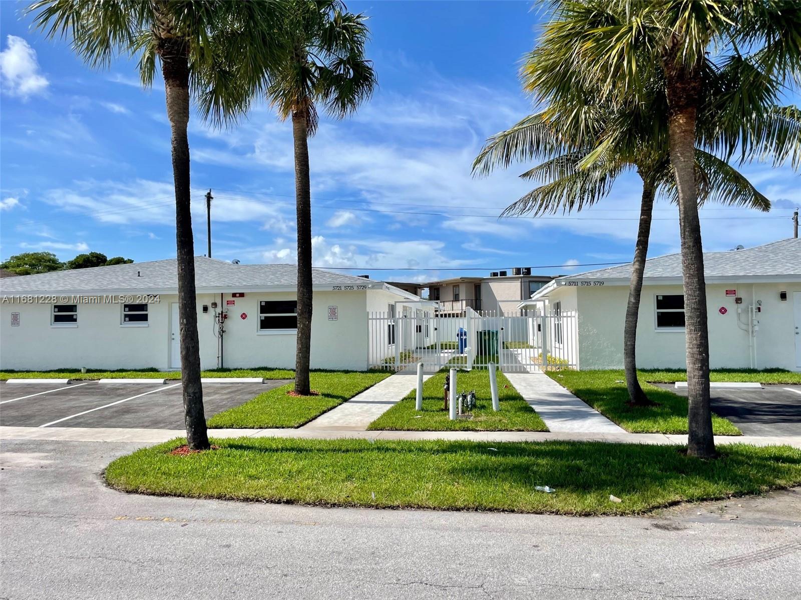 a view of a backyard with palm trees