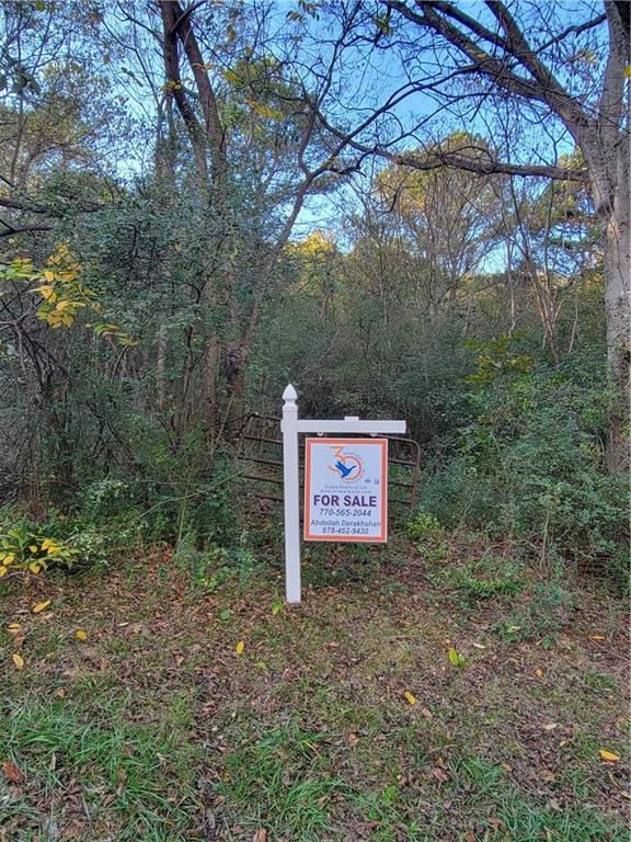 a sign that is sitting in the middle of forest