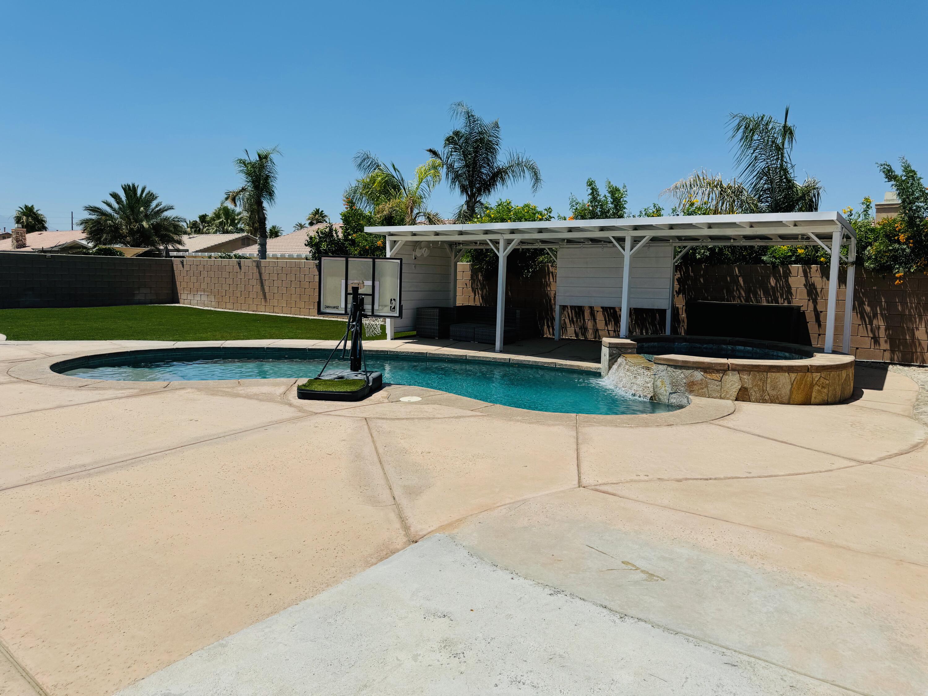 a view of a house with backyard and plants