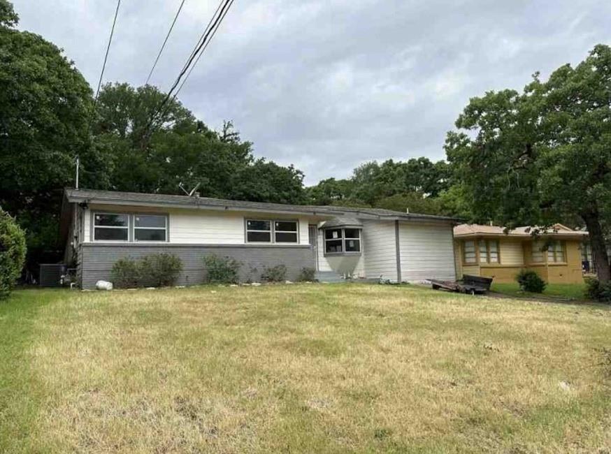 a view of a house with a yard