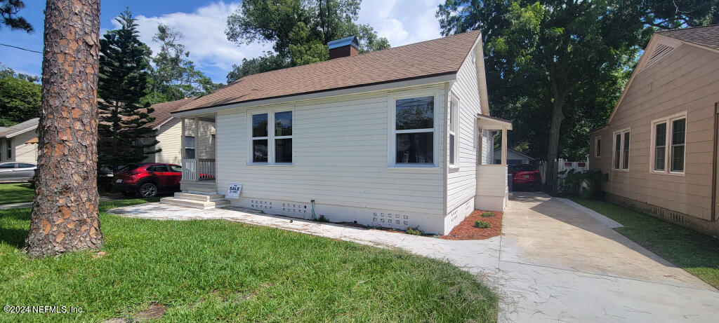 a view of a house with a yard