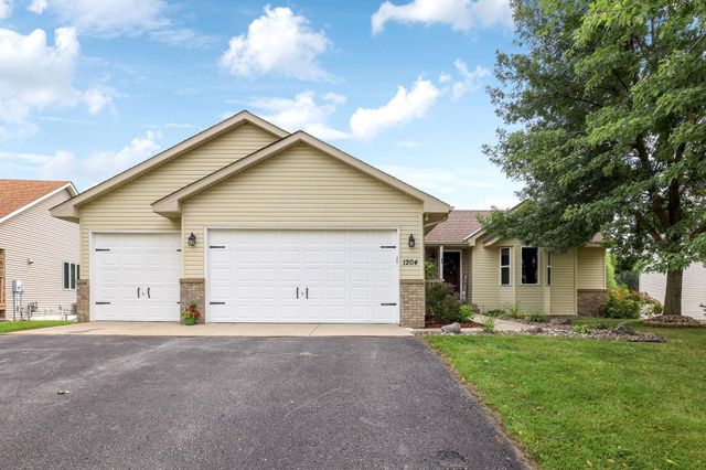 $379,000 | 1204 Meadow Parkway | Mayer