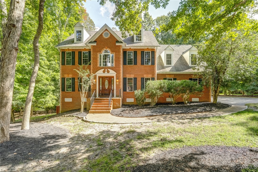 a view of a house with backyard and tree