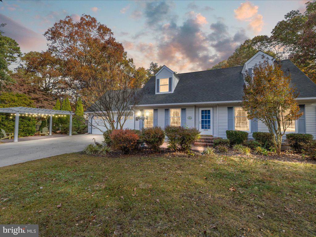 a view of a house with a yard