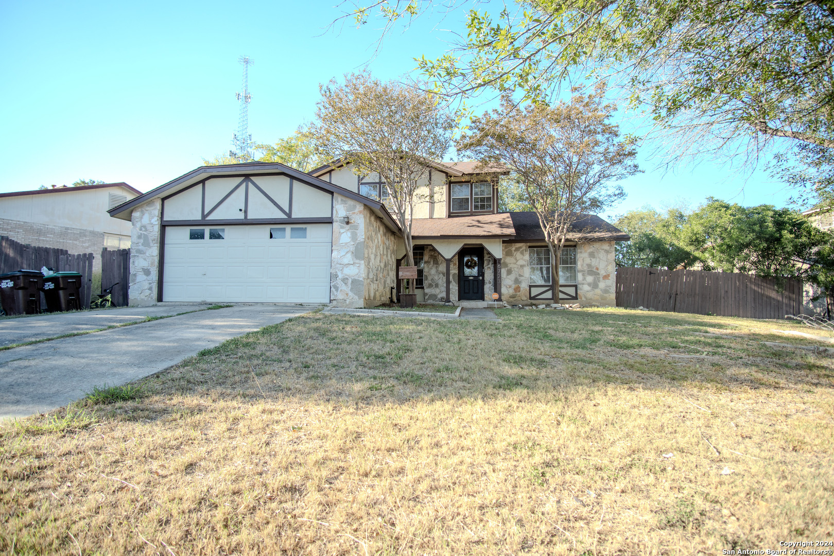 a view of a house with a yard